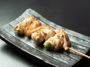食感と味わいのコントラストが秀逸『肉巻きオクラ串』
