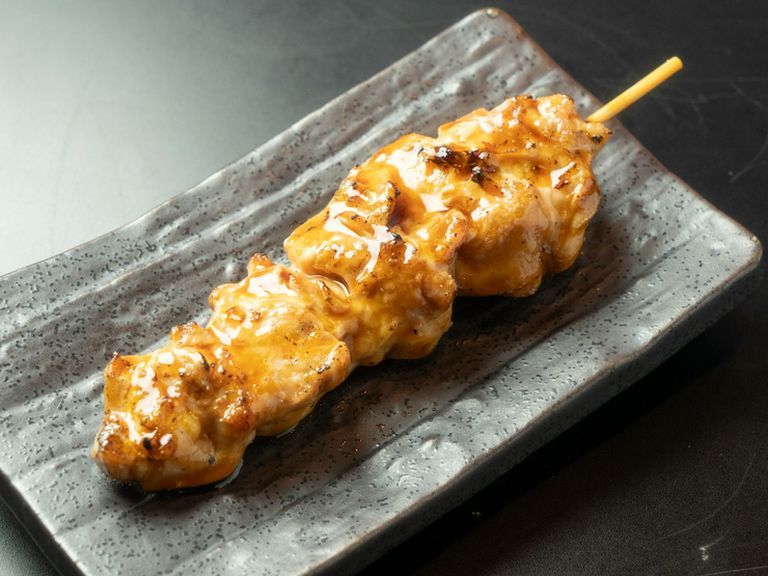 ジューシーな肉の旨みを堪能できる『鶏もも串』