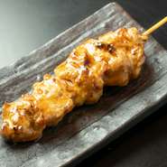 厳選した鶏肉を大ぶりにカットし、一本一本丁寧に串刺しするのがこの店のこだわりです。食材の状態を見極めながら、職人技で絶妙に火入れ。隠し味に沖縄黒糖を使ったコク深いたれが味の決め手です。