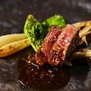 厳選した黒毛和牛をじっくり炭火で焼き上げます。

250g:4200円
450g:8000円