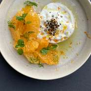 イタリア発祥のフレッシュチーズを、その季節の旬のフルーツと合わせた一品です。