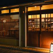 悠々自適なお一人様に提案したい、緑が丘駅前エリアの一軒。揚げたての天ぷらをダイレクトに楽しむカウンター席では、飲み頃の酒を味わいつつ、優雅にお一人様を満喫できます。