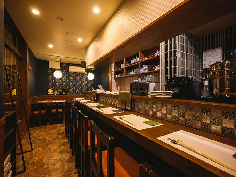 趣きを感じさせる、落ち着いた雰囲気の店内は全12席