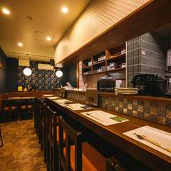 趣きを感じさせる、落ち着いた雰囲気の店内は全12席