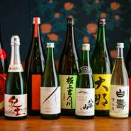 天ぷら・旬の一品料理と味わいたい日本酒も、珠玉の銘柄を用意しています。ラインナップは常時15種前後、酒店オリジナル商品も楽しめるとのこと。お店に足を運んだ際は、ぜひチェックを。