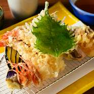 揚げ油はさっくりと揚がるオリーブオイルを採用。胡麻油を主流とする江戸前に対して、関西風のあっさりとしたアプローチをかけた天ぷらは、食後も心地よい余韻をもたらしてくれます。