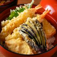 食材は毎日豊洲市場で仕入れを行っています。海と大地の恵をシンプルに活かす天ぷらに、季節の食材を使った一品料理と、日ごとに食材や献立を変えるため、当日巡り合えるメニューは来店してからのお楽しみ。