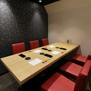 周りの目を気にせずゆっくりとくつろげるのが嬉しい。小さなお子様連れや記念日や誕生日などのお祝いシーン、大切なお客様をもてなしたい接待などにもおすすめです。※別途個室料550円がかかります