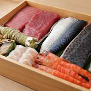 店主の確かな目利きで仕入れる厳選鮮魚を主役に、その季節で一番の食材を使用。素材本来の味を最大限に生かした江戸前鮨は絶品です。接客も味もお客様に喜ばれること間違いなし。