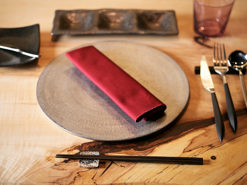 デートの夜には、カウンター席に隣り合い座る