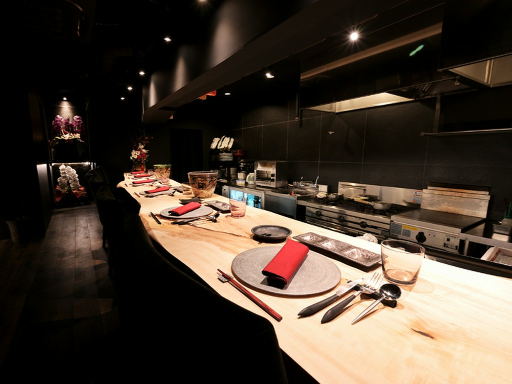 重厚で存在感のある一枚板のカウンター席