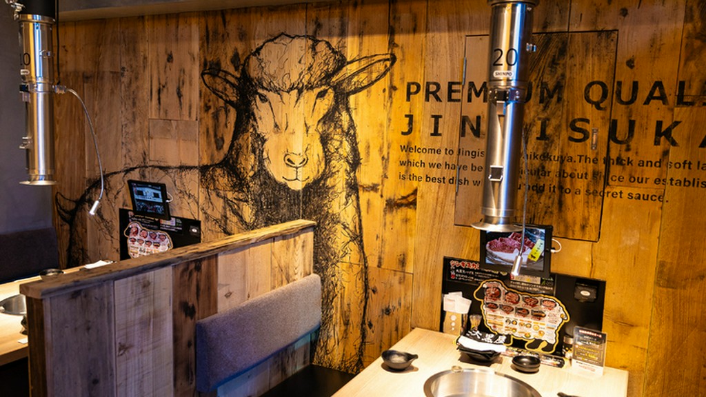 シックな内装、絵と共に。オシャレなジンギスカン店