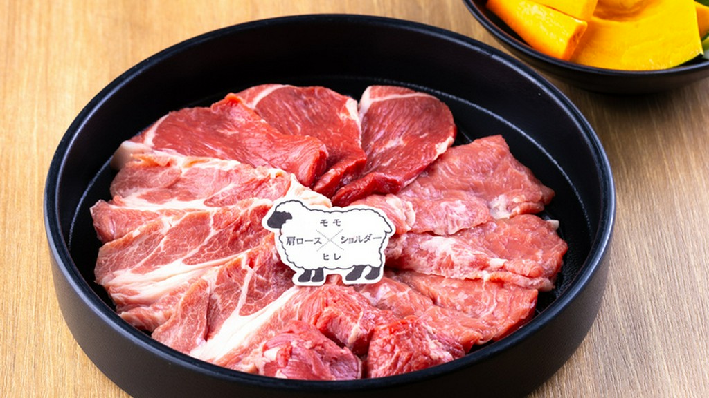 鮮度と風味にこだわったチルドラム肉を、手切りで贅沢な一皿に