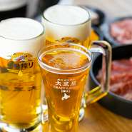 北海道産クラフトビールを樽生で提供し、飲み放題付きコースも用意されています。また、単品だけの注文でも飲み放題が可能。豊富な種類のアルコールを楽しめるのがうれしいところです。