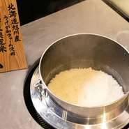 北海道発祥の『ラーメンサラダ』や北海道産わさびを使用した『山わさびきゅうり』など、地方の味を存分に楽しめます。『リボンナポリン』『ソフトカツゲン』『ガラナ』といった北海道オリジナルのドリンクも豊富。