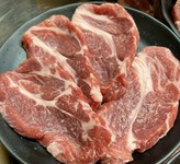 ジンギスカンには欠かせない部位が肩ロースです。赤身と脂肪のバランスが良く、肉質も柔らか。適度な弾力を出すために、肉厚で提供されています。一枚一枚ジューシーで食べ応えも抜群。