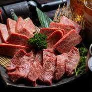 お肉が焼き上っていく音や匂いに誘われる焼肉は、皆の気分を上げてくれる料理の一つ。各種宴会や歓送迎会、仕事の打ち上げなどさまざまなシーンを盛り上げてくれるはずです。