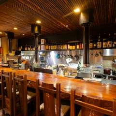 落ち着きあるカウンター席で、ゆっくりと二人の時間を