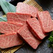噛んだ瞬間、肉の質感と脂の甘みが口の中で一気に広がっていく逸品。とろけていくような味わいと、芳醇な旨みを感じさせてくれます。繊細でありながらも濃密なおいしさを堪能。