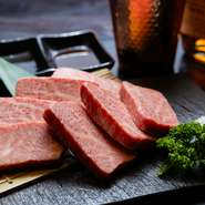 噛んだ瞬間、肉の質感と脂の甘みが口の中で一気に広がっていく逸品。とろけていくような味わいと、芳醇な旨みを感じさせてくれます。繊細でありながらも濃密なおいしさを堪能。