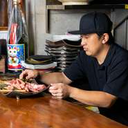「お客様が笑顔で楽しむ姿を見ることが、最大の喜び」と、話す料理人。焼肉を通じて、素晴らしい思い出とおいしい時間を提供し、心温まるひとときを共有していきたいと考えています。