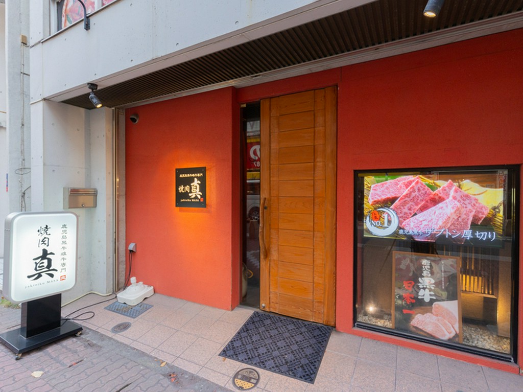 温かみのある外観に惹かれ、多くの人が気軽に訪れる焼肉店