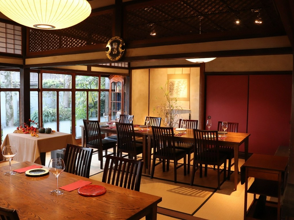 木のぬくもりが心地よい。歴史を感じさせる隠れ家空間