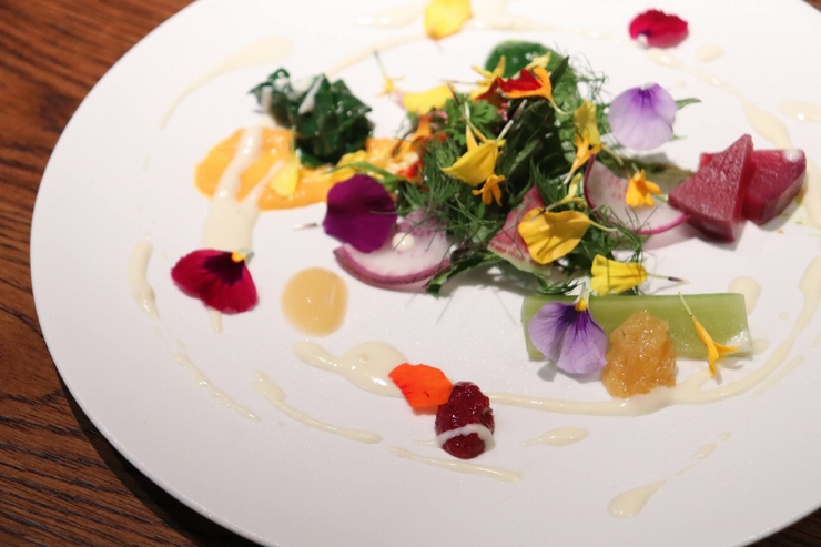 We actively use vegetables grown by local Itoshima farmers.