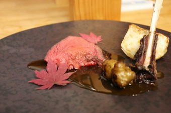 鹿肉ならではの旨みを堪能できる『〈メイン〉鹿のロティ』