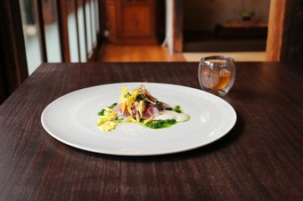 しっとりとやわらかい『〈オードブル〉鰹の藁焼き』