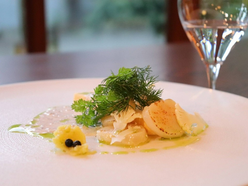 ハーブがさわやかに香る『〈オードブル〉帆立とカリフラワー』