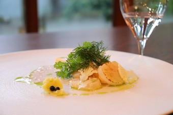 ハーブがさわやかに香る『〈オードブル〉帆立とカリフラワー』