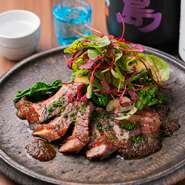 糸島の豊かな自然に育まれた海の幸や山の恵みをふんだんに取り入れ、手間と時間を惜しまずに手づくりする料理の数々。くつろぎの時間を演出するお酒も充実しており、幅広い世代の支持を集めています。