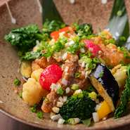 旬の鮮魚を満喫できる一品は、甘みと酸味のバランスが絶妙な自家製だれが味の決め手。この日の鮮魚はトップクラスの漁獲量を誇る糸島産の天然真鯛。素揚げした糸島野菜がたっぷり添えられ、栄養バランスも抜群です。