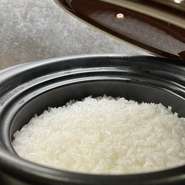 糸島市二丈地区で、農薬を使わずに大切に育てられる「夢つくし」。オーダーごとに土鍋で炊き上げ、ゲストの目の前で取り分けるのが店のこだわり。蓋を開ければ湯気が立ち上り、幸せな香りに包まれます。