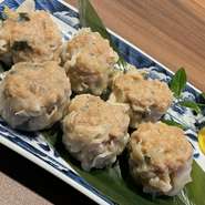 糸島の豊かな自然の中で育ったブランド豚を粗挽きにし、プリプリ食感のエビと合わせました。口に入れれば肉汁があふれ出し、食べごたえ抜群。大葉の爽やかな香りがアクセントになり、何個でも食べられそうです。