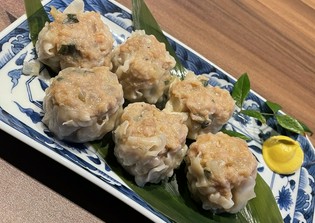 ジューシーな旨みが広がる『エビと糸島豚の大葉シューマイ』