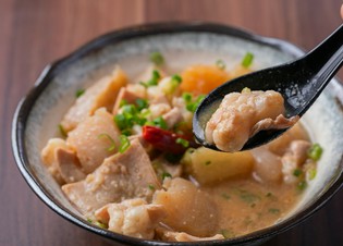 『糸島牛のモツ味噌煮』には、糸島の食材が盛りだくさん！