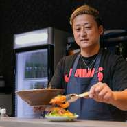 フレンチを皮切りに幅広く経験を積んだ釘本さんの料理は、和洋中のジャンルを問わず、おいしくてボリューム満点。愛着のある地元に根を下ろし、「地域の方に愛される店づくり」を目指します。