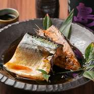 糸島ならではの食材を思う存分楽しめるこちらのお店。絶品料理に欠かせないお酒も多彩にそろい、特に釘本さんが大好きなウイスキーは充実の品ぞろえ。好みのグラスを傾けながら、とっておきの時間を過ごせます。