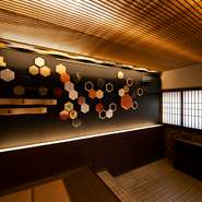 和モダンな空間でカジュアルに本格フレンチを楽しめるお店。福岡県産の材木や、県内の伝統工芸品など、古と新しさが共存する空間もまた見応えたっぷり。洗練された空間で、ゆったりとフレンチに没頭できます。