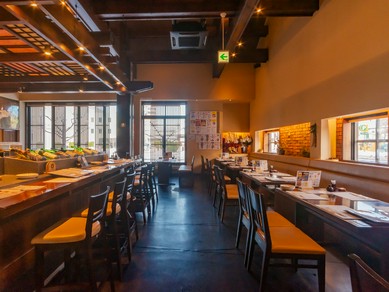 開放感を感じられる、広くて落ち着きのある店内