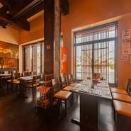 子どもも一緒に気軽に訪れやすいダイニング。大人と料理を取り分けても良し、子ども専用に一品注文しても良し。スタッフの気配りが行き届いているので、家族揃って楽しめます。