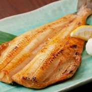 肉厚で脂のりが良く、食べ応え抜群。箸で摘まめば身がするりと離れるため、食べやすさもあります。炭火で丁寧に焼くことで、表面は香ばしく内側はふっくらとした仕上がりに。
1枚3,080円／半身1,738円