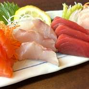 その日仕入れたネタの中から、オススメの魚介を4種類厳選しています。赤身、白身、海老や貝類などをバランスよく盛り合わせ。選ぶ楽しみ、食べる喜びを感じられます。