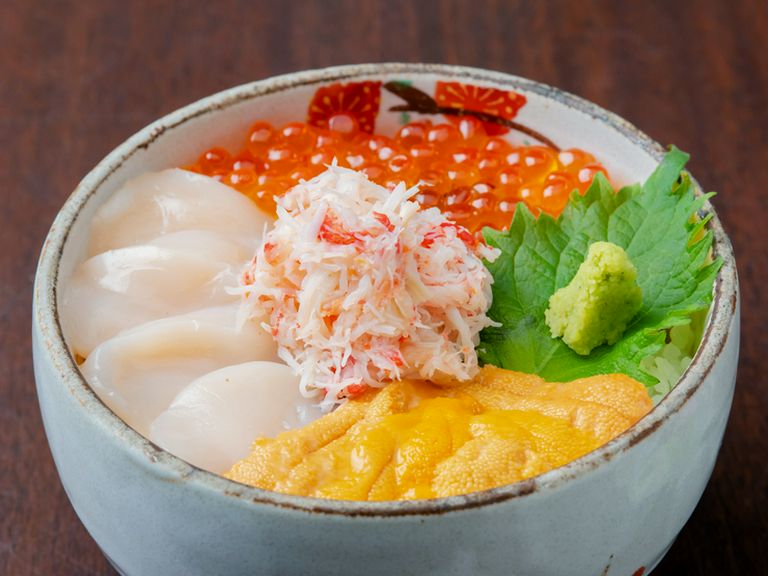 見た目にも豪華で色鮮やかな『雅家丼』