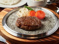 肉の旨みを堪能でき、食べ応え抜群『石焼ハンバーグ（150g）』