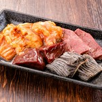 脂付きの良い小腸を始め、その日の特撰ホルモンの盛り合わせを焼きでお召し上がりください。