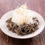 黒毛和牛センマイを細切り仕立てに。自家製ポン酢とごま油で和えて、細切り葱をたっぷりと添えています。