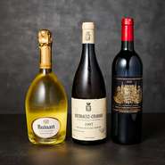 銀座で扱っていたワインをそのままセレクト。「ムルソー プルミエ・クリュ シャルム コント・ラフォン 1997」（写真中央）のような稀少なボトルや、ロマネコンティの種類も多い。シャンパンはグラス2,200円から。
